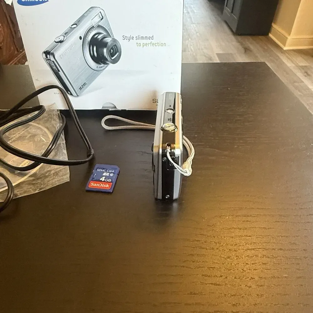 Samsung SL202 10.2MP Digital Camera Solve w/ SD Memory Card Original Box